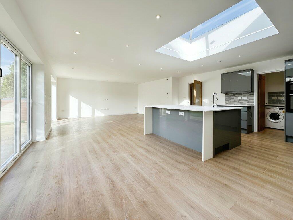 4 bedroom bungalow for sale in Homesteads Road, Basingstoke, Hampshire, RG22