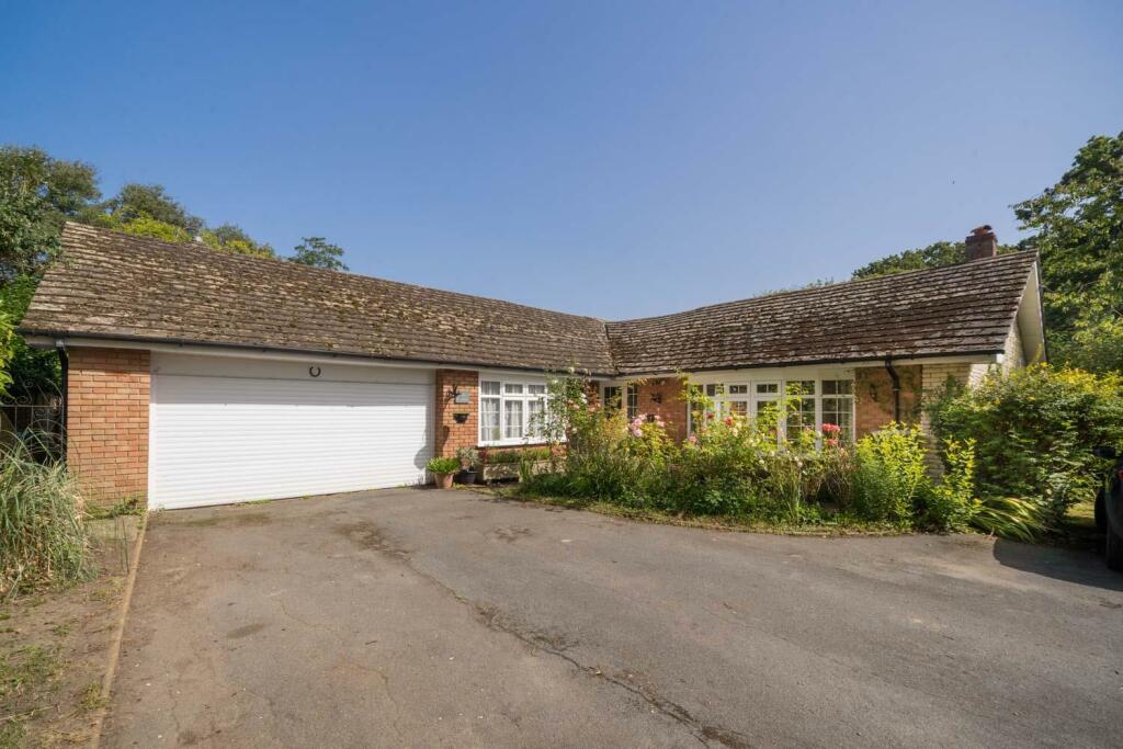 4 bedroom detached bungalow for sale in Woodside Road, Wootton Bridge