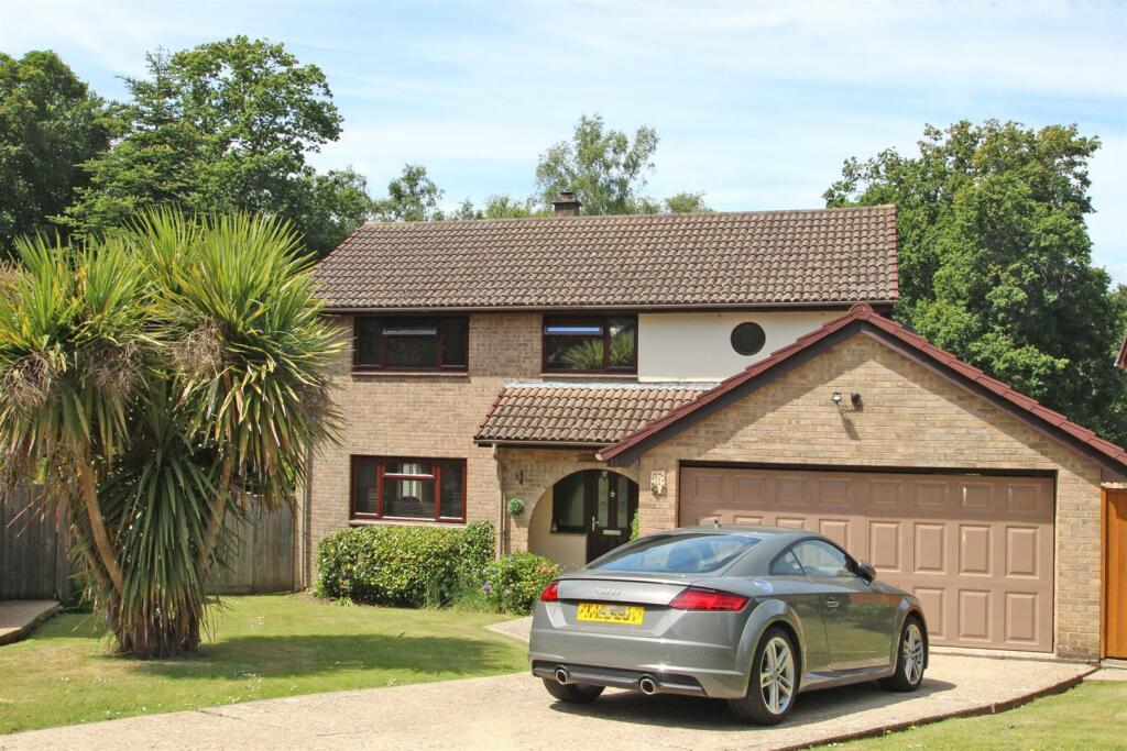 4 bedroom detached house for sale in Woodside Avenue, Alverstone Garden