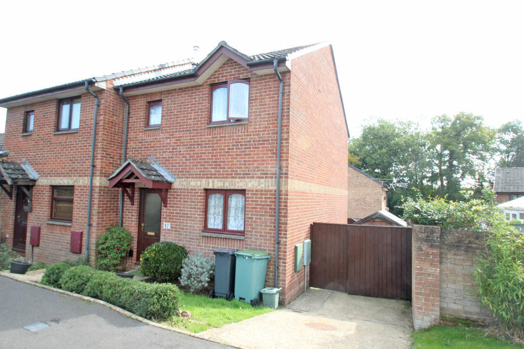 3 bedroom end of terrace house for sale in Mary Rose Avenue, Wootton