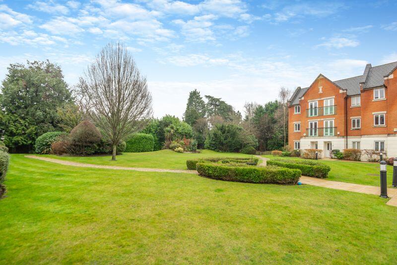 2 bedroom flat for sale in Comptons Lane, Horsham, RH13