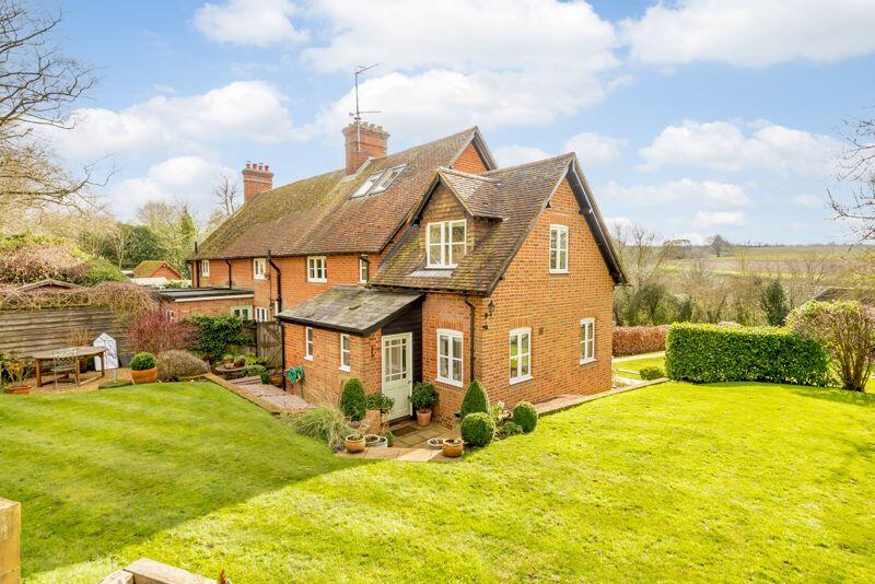 4 bedroom semidetached house for sale in Guildford Road, Abinger
