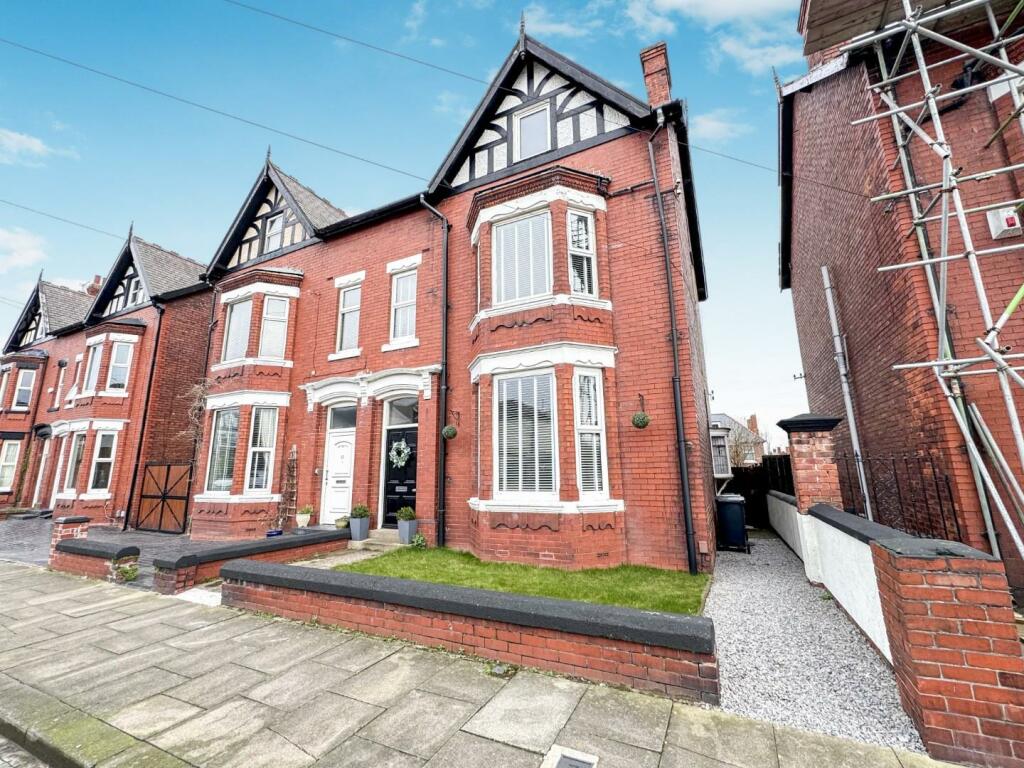 6 bedroom semidetached house for sale in Queensberry Avenue