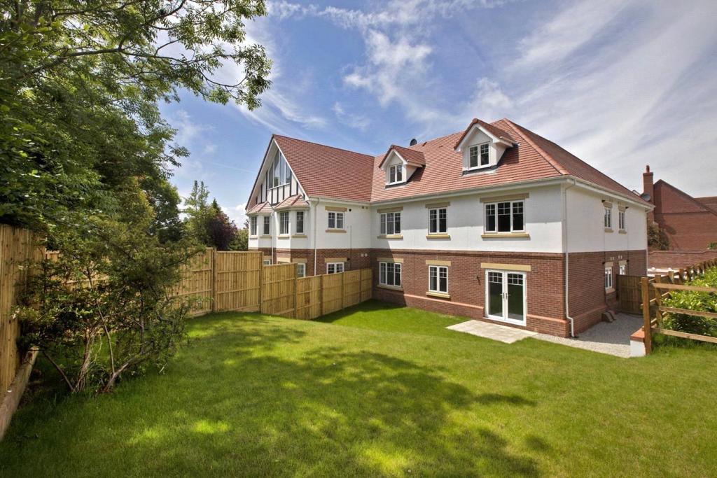 2 bedroom apartment for sale in Sarlsdown House, 1 Sarlsdown Road