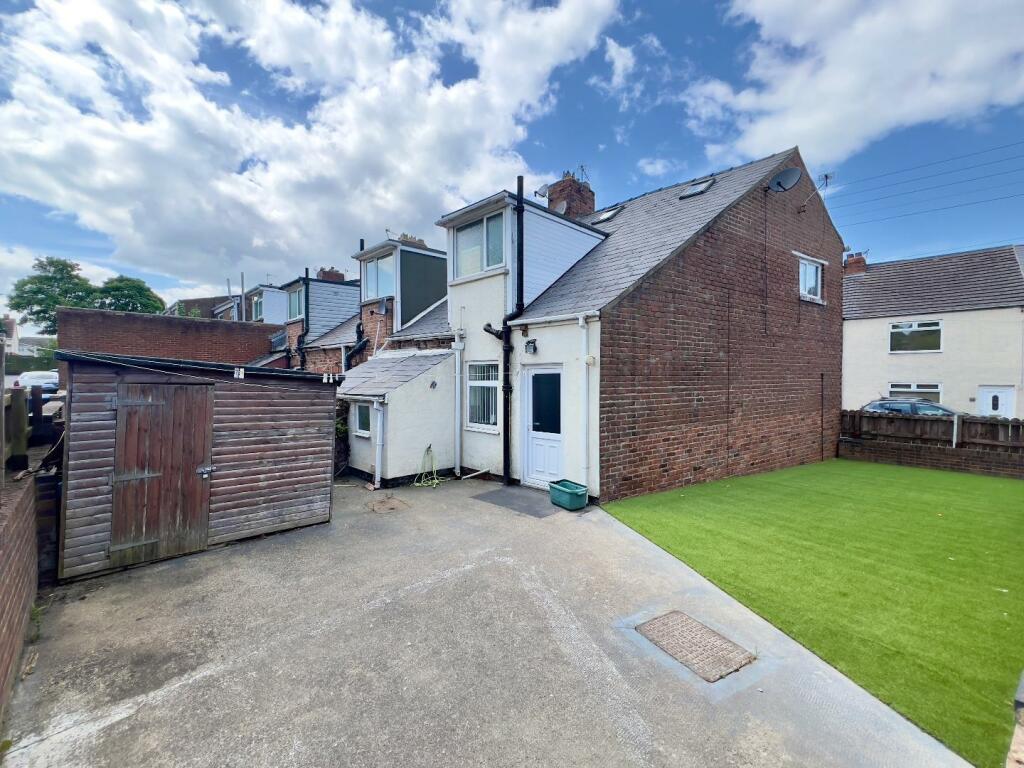 2 bedroom end of terrace house for sale in Broomside Lane, Belmont