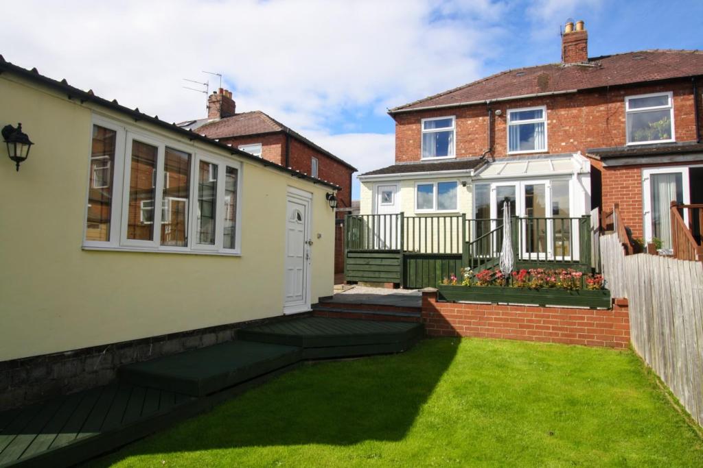 3 bedroom semidetached house for sale in North Road, Darlington, DL1