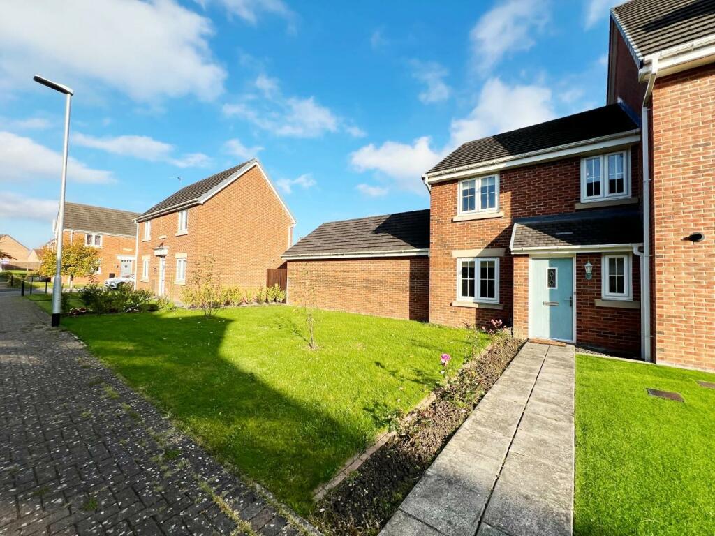 3 bedroom end of terrace house for sale in Rothery Walk, Whitworth
