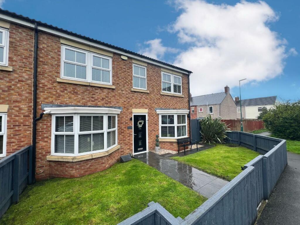 4 bedroom semidetached house for sale in Jubilee Close, Spennymoor