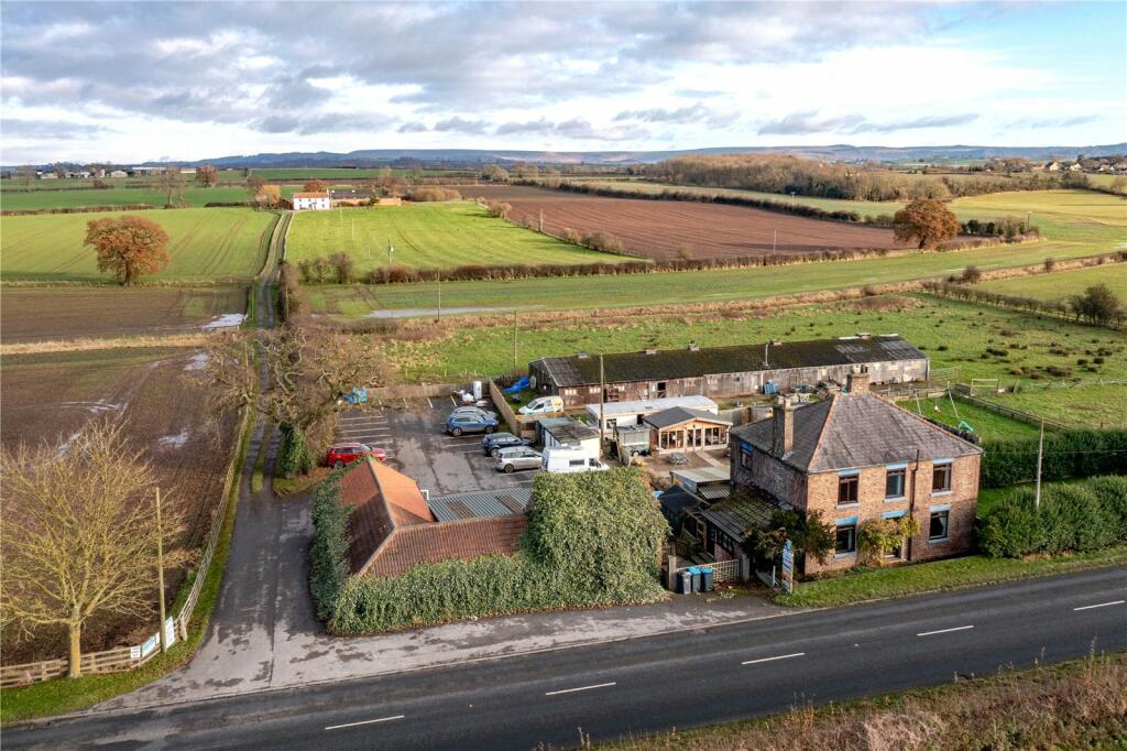 4 bedroom detached house for sale in Thirsk Road, Northallerton, North