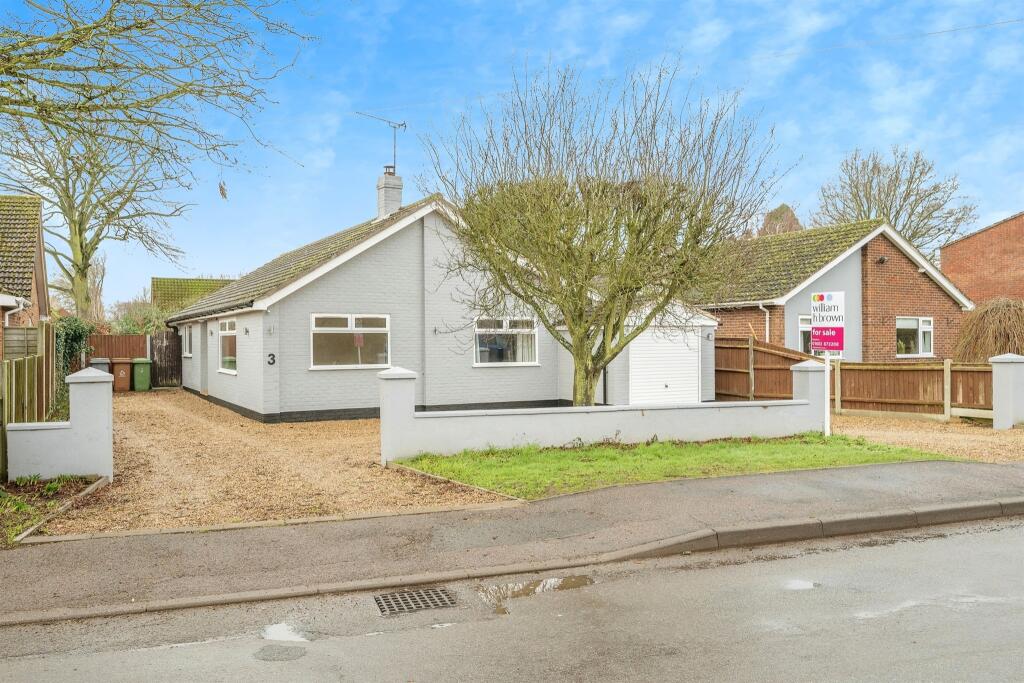 3 bedroom detached bungalow for sale in Whitwell Road Reepham