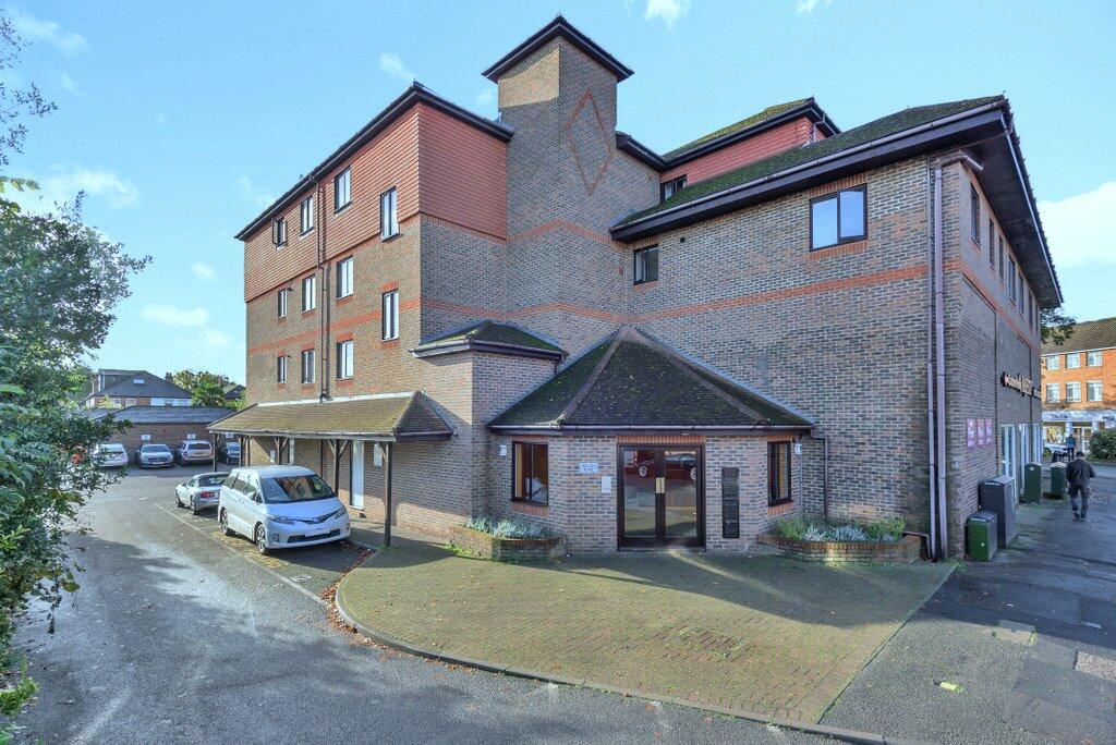 2 bedroom flat for sale in Freelands Road, Cobham, KT11