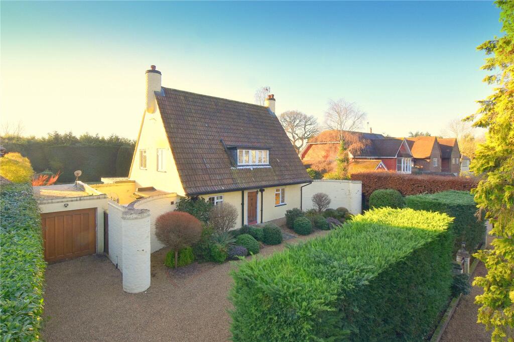 3 bedroom detached house for sale in Mizen Way, Cobham, KT11