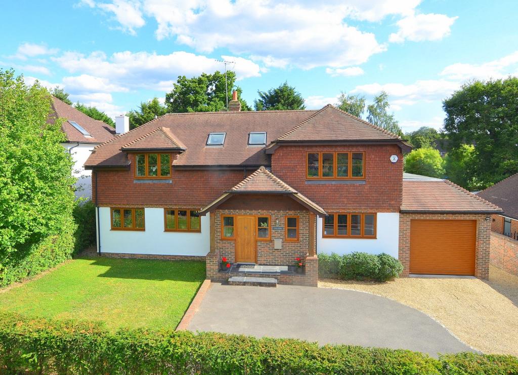 4 bedroom detached house for sale in Cobham Way, East Horsley, KT24