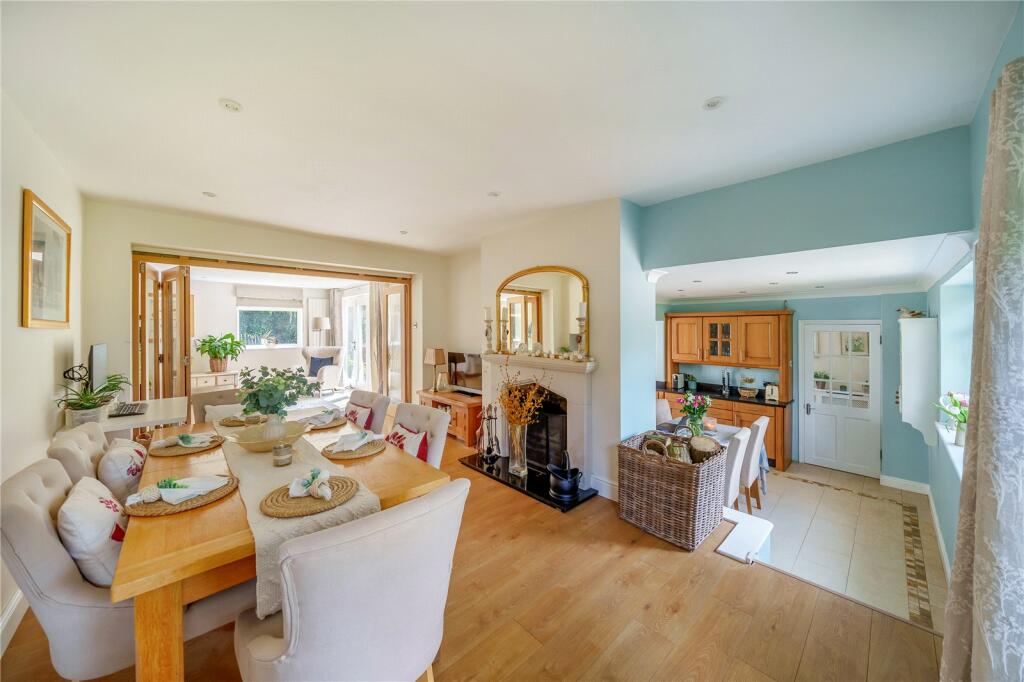 4 bedroom detached house for sale in Raymond Way, Claygate, KT10