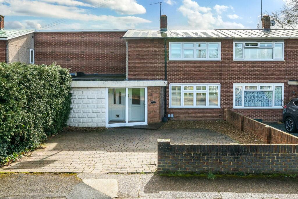 3 bedroom terraced house for sale in Longmead Road, Thames Ditton
