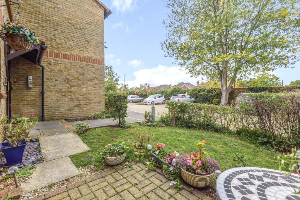 1 bedroom flat for sale in Talbot Lodge, Esher, KT10
