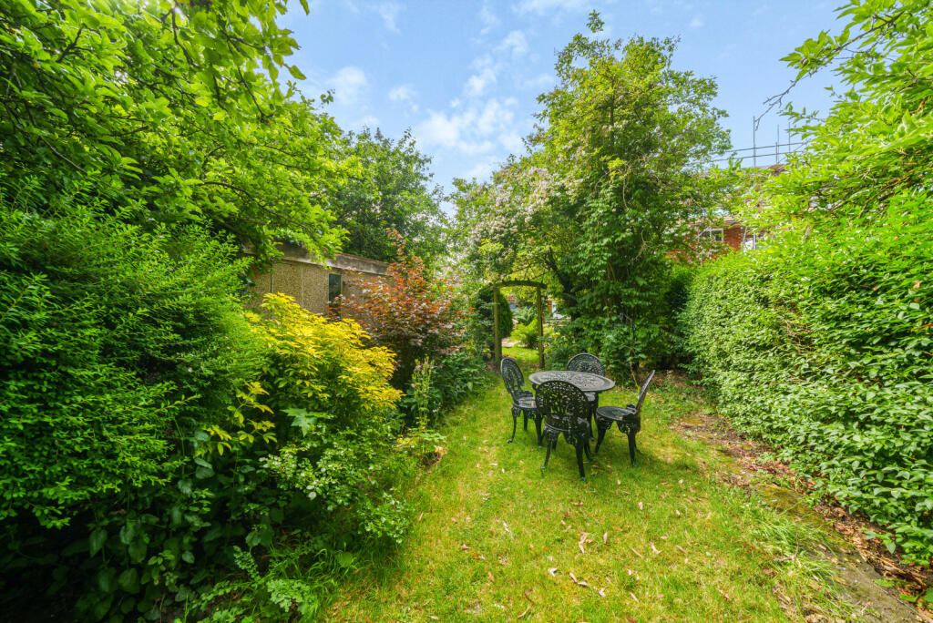 4 bedroom semidetached house for sale in Beech Grove, Guildford