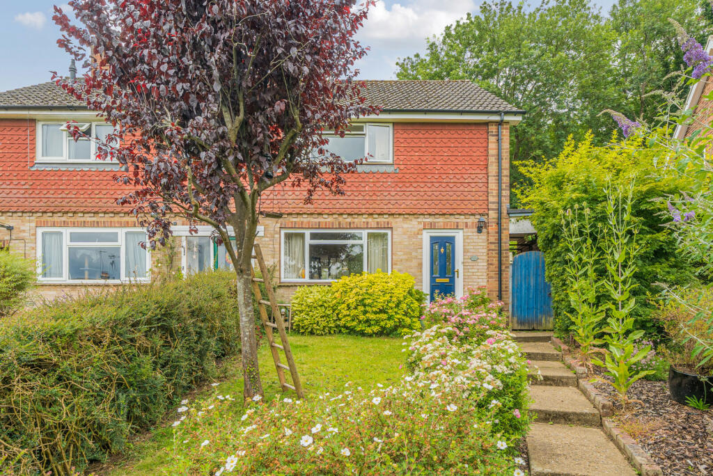 2 bedroom end of terrace house for sale in The Range, Bramley
