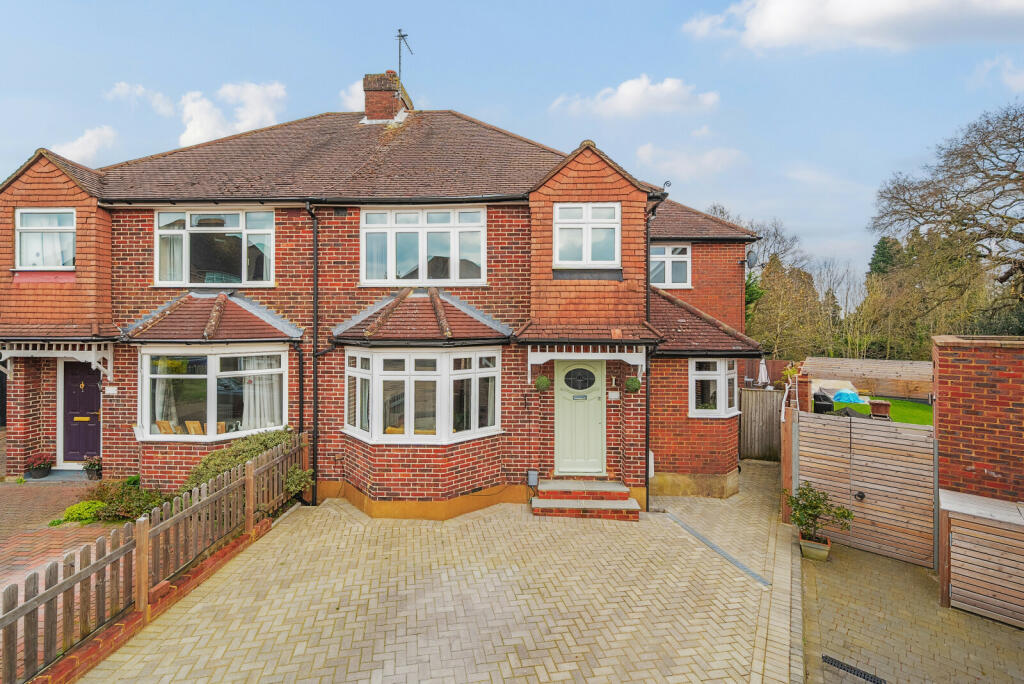 3 bedroom semi-detached house for sale in Manor Crescent, Guildford, GU2