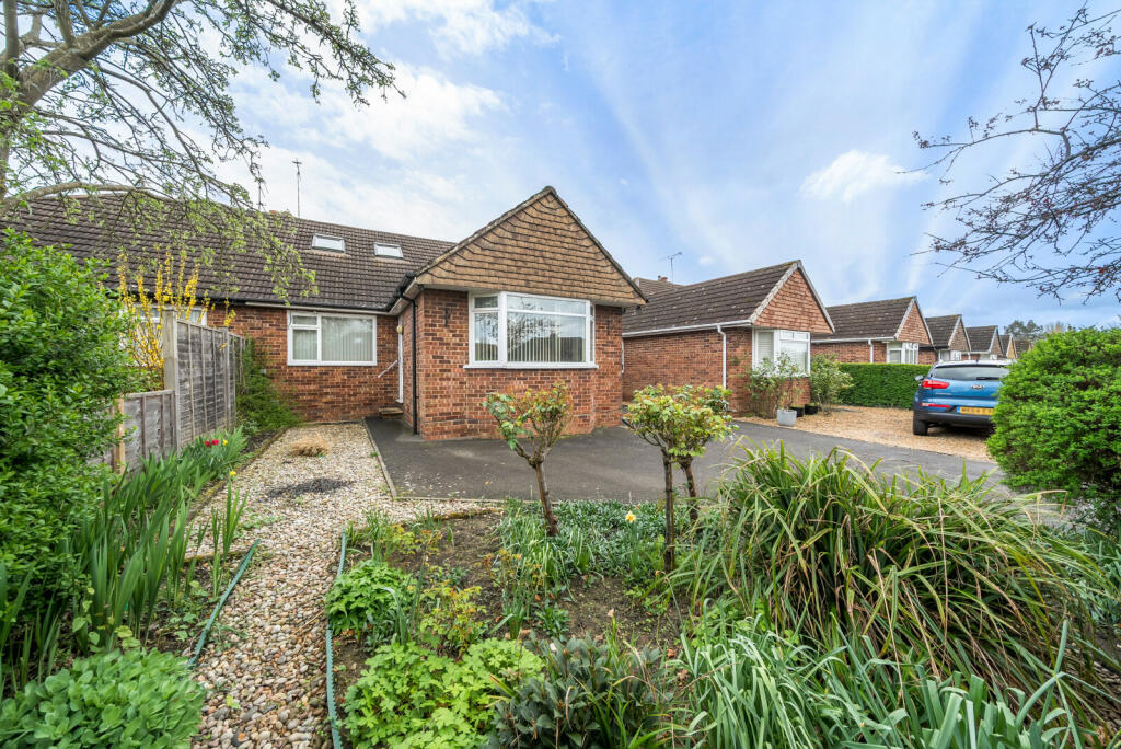 4 bedroom bungalow for sale in Queenhythe Road, Jacob's Well, Guildford