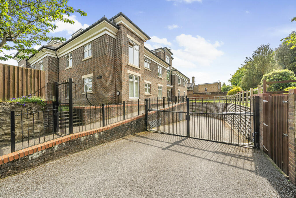 2 bedroom flat for sale in Cross Lanes, Guildford, GU1