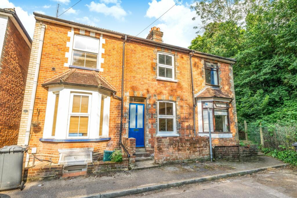 3 bedroom terraced house for sale in Sycamore Road, Guildford, GU1