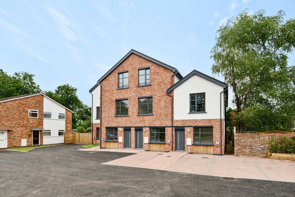 3 bedroom end of terrace house for sale in Byfleet Road, New Haw, KT15