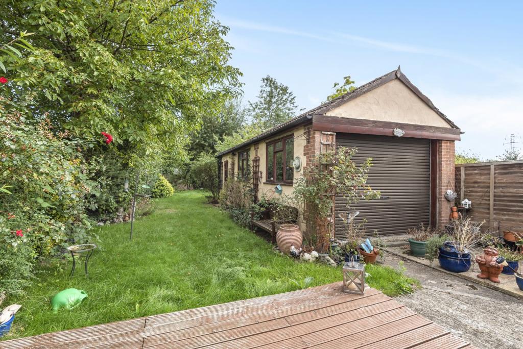 2 bedroom detached bungalow for sale in Selsdon Road, New Haw