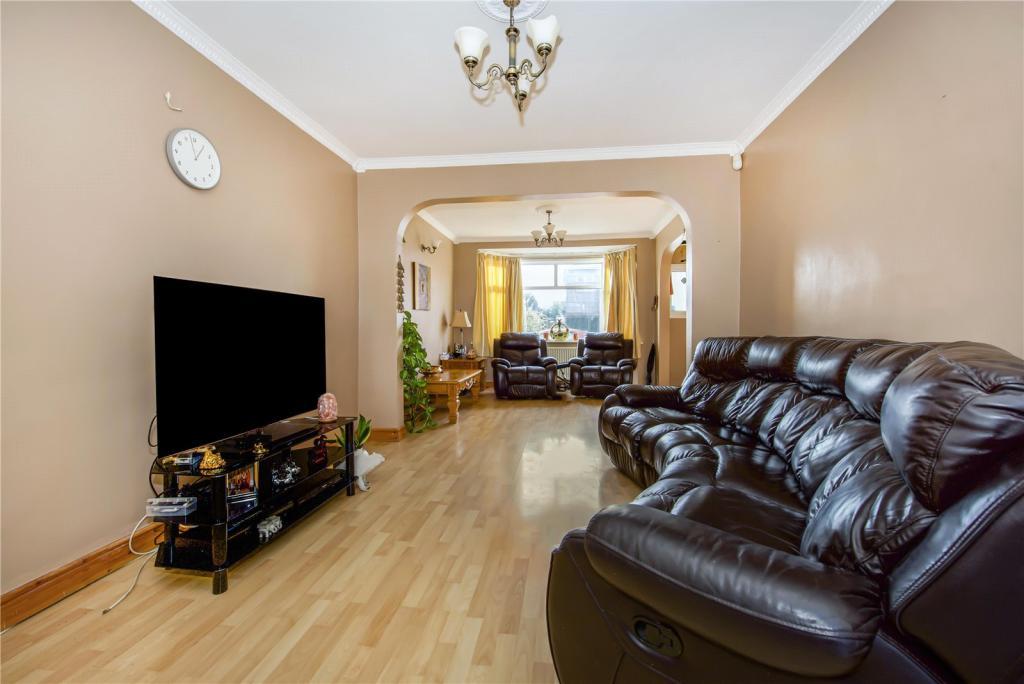 4 bedroom end of terrace house for sale in Cobham Avenue, New Malden, KT3