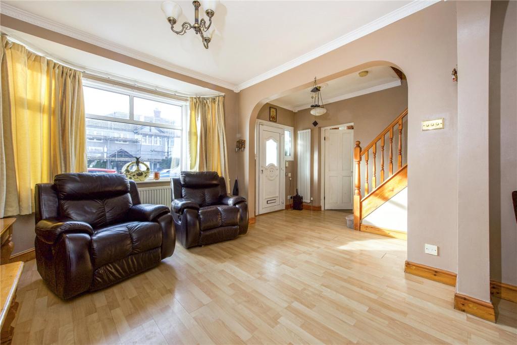 4 bedroom end of terrace house for sale in Cobham Avenue, New Malden, KT3