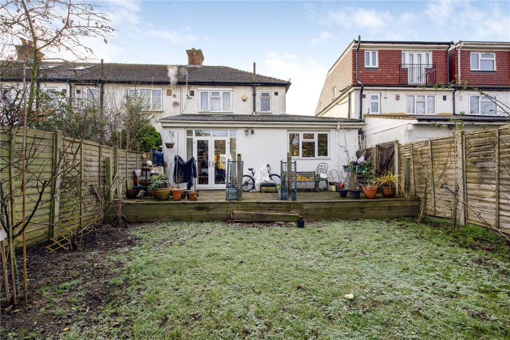 4 bedroom end of terrace house for sale in Cobham Avenue, New Malden, KT3
