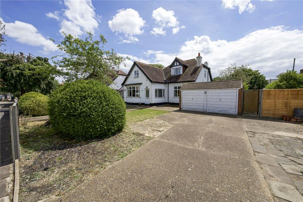 3 bedroom bungalow for sale in Cotsford Avenue, New Malden, KT3