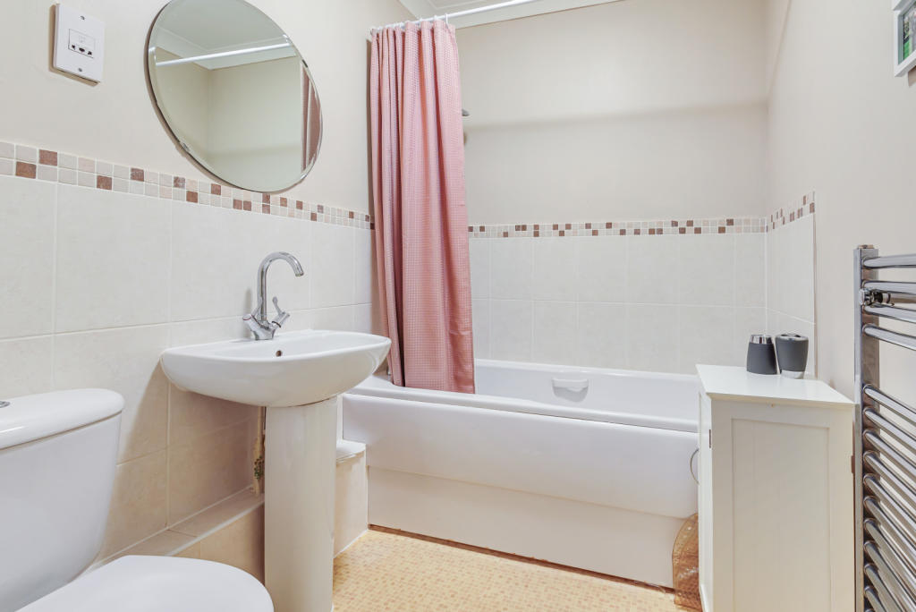 2 bedroom apartment for sale in Waverley Lodge, Heathlands Close, SunburyOnThames, TW16