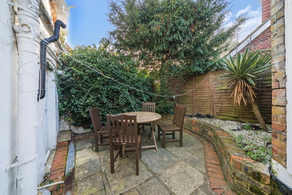 3 bedroom semidetached house for sale in Church Square, Shepperton, TW17