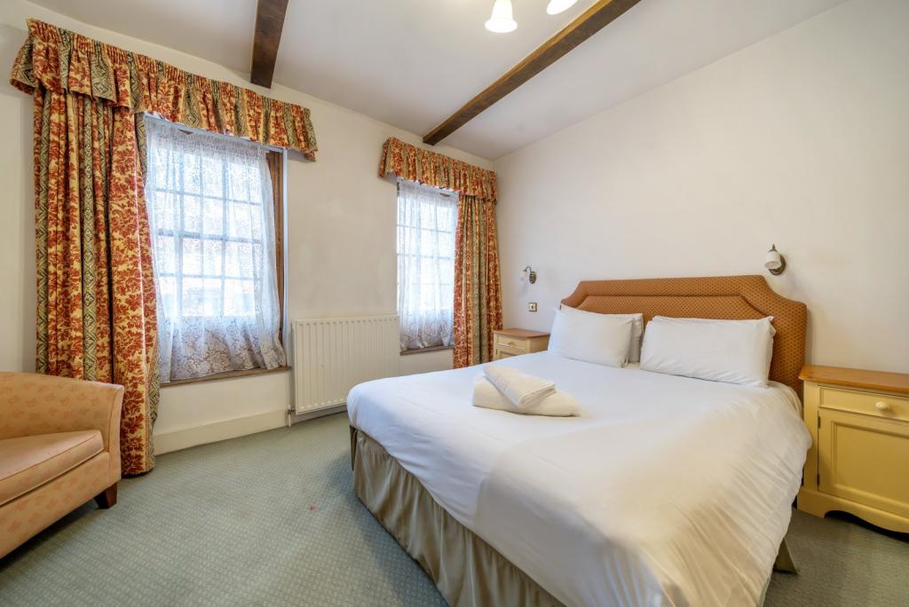 3 bedroom semidetached house for sale in Church Square, Shepperton, TW17