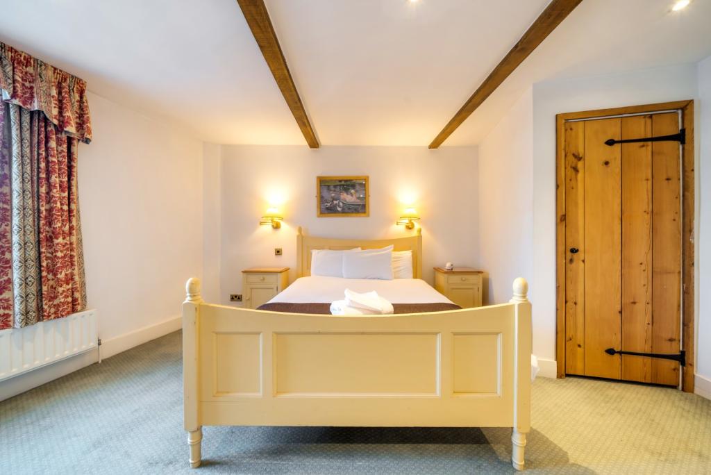 3 bedroom semidetached house for sale in Church Square, Shepperton, TW17