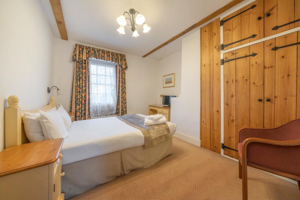 3 bedroom semidetached house for sale in Church Square, Shepperton, TW17