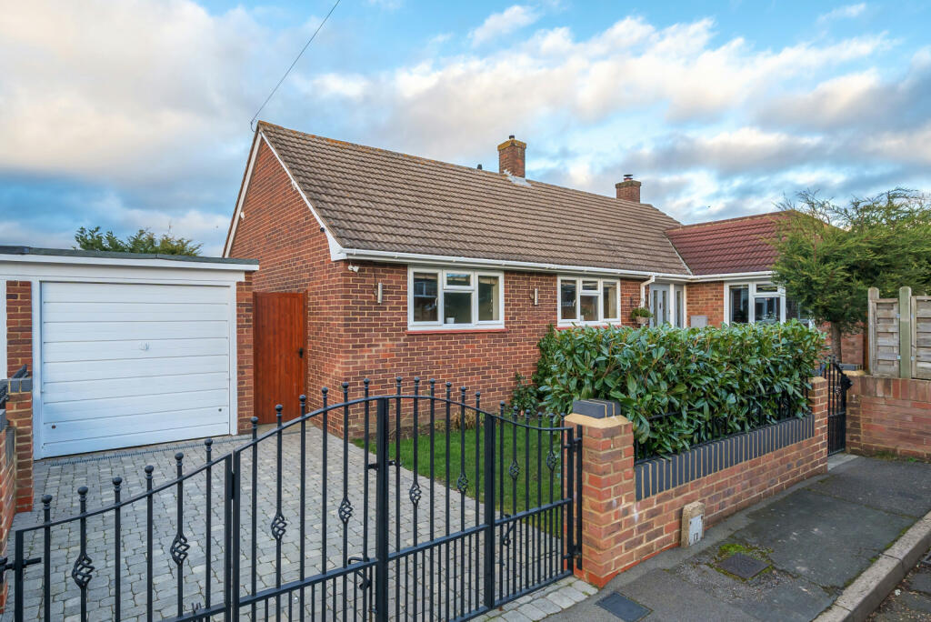 3 bedroom bungalow for sale in Copthorne Close, Shepperton, TW17