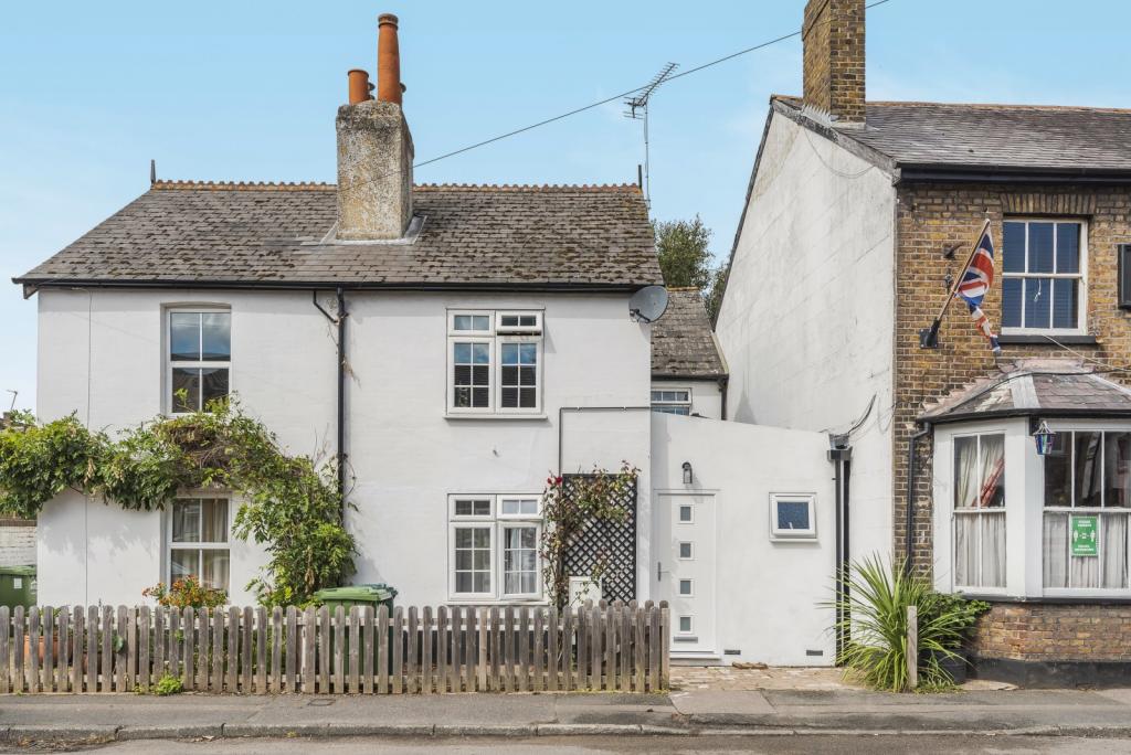 3 bedroom semidetached house for sale in Watersplash Road, Shepperton