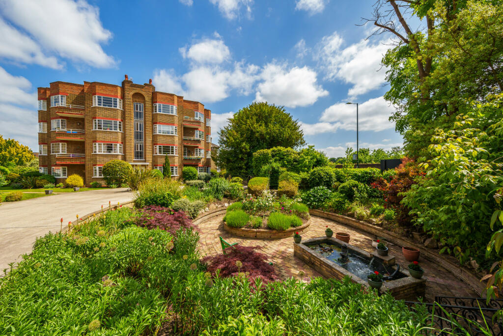 3 bedroom flat for sale in Park Road, Hampton Wick, KT1