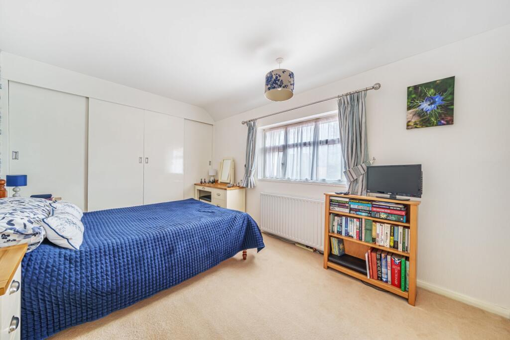 3 bedroom semidetached house for sale in Molesey Road, Hersham, Walton