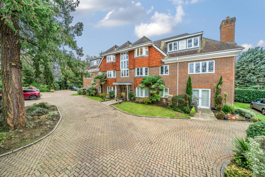 2 bedroom flat for sale in Sheerwater Road, West Byfleet, KT14