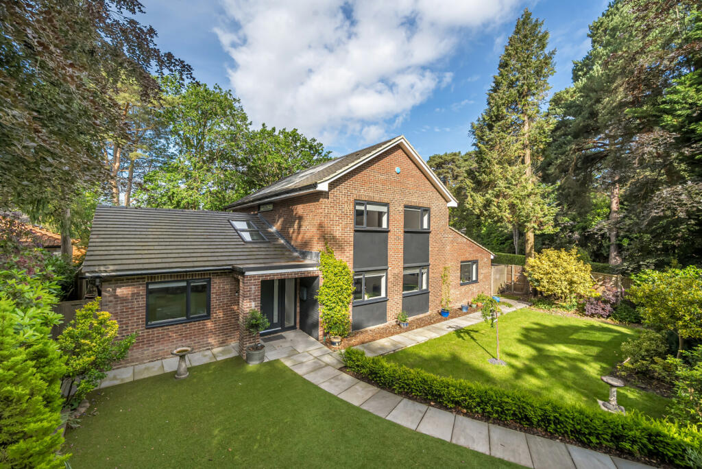 5 bedroom detached house for sale in Norfolk Farm Road, Pyrford, GU22
