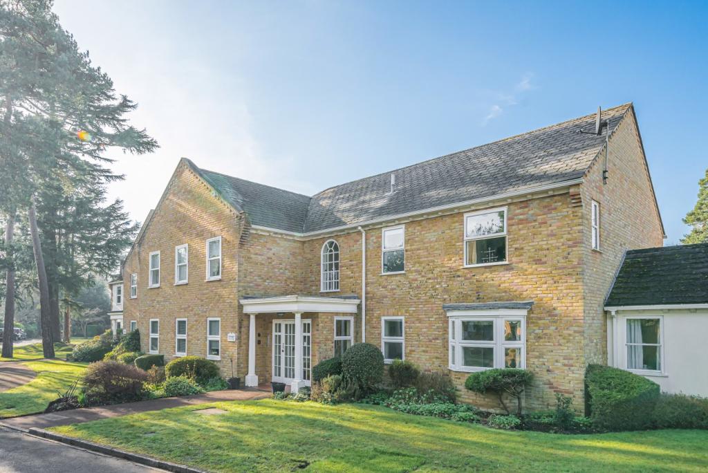1 bedroom apartment for sale in Fairlawn, Hall Place Drive, Weybridge, KT13