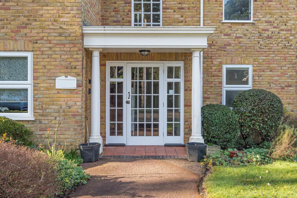 1 bedroom apartment for sale in Fairlawn, Hall Place Drive, Weybridge, KT13