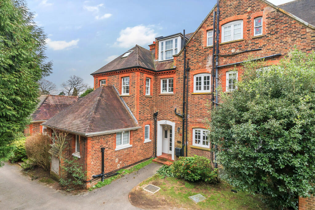 2 bedroom flat for sale in Oatlands Chase, Weybridge, KT13