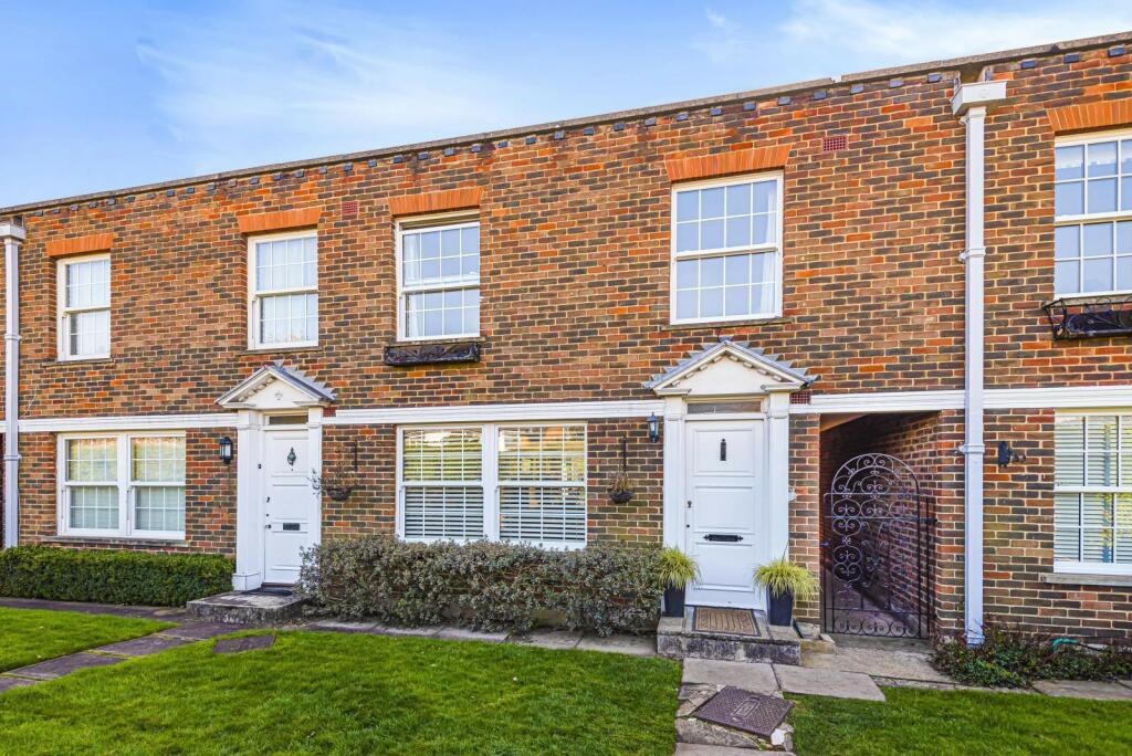 3 bedroom terraced house for rent in Oatlands Chase, Weybridge, Surrey