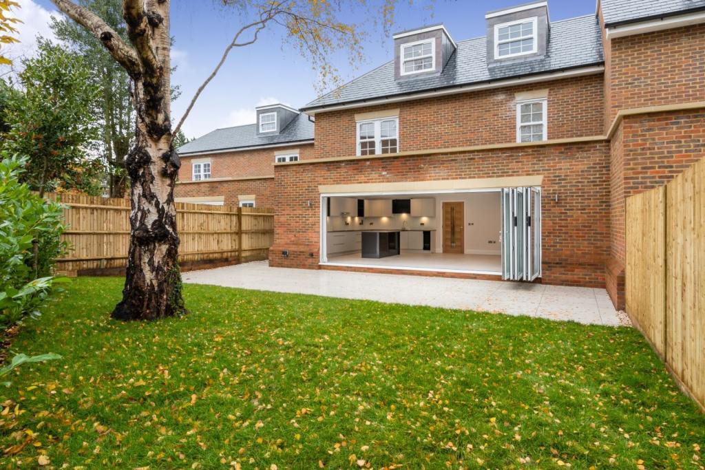 5 bedroom semidetached house for sale in St Avenue, Weybridge
