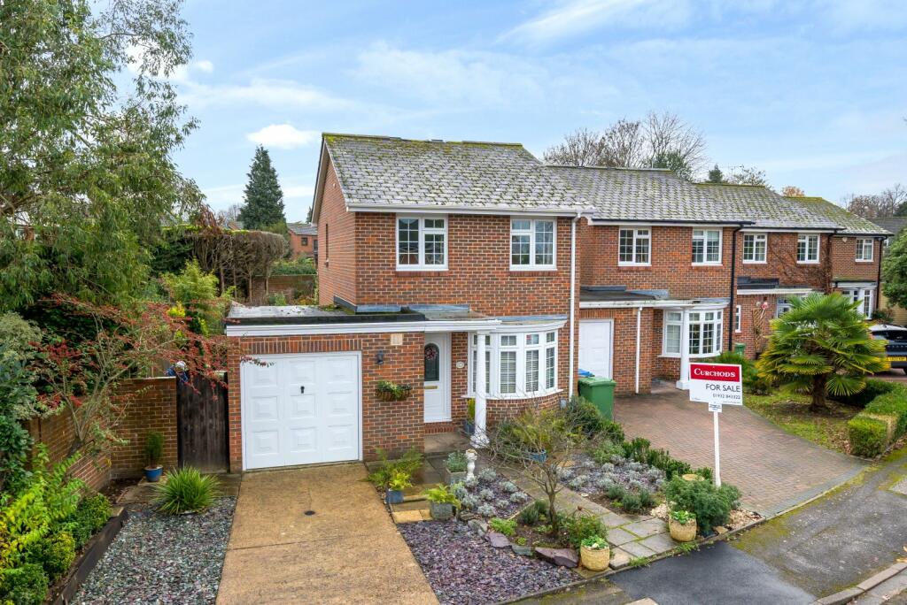 3 bedroom link detached house for sale in Churchill Drive, Weybridge, KT13