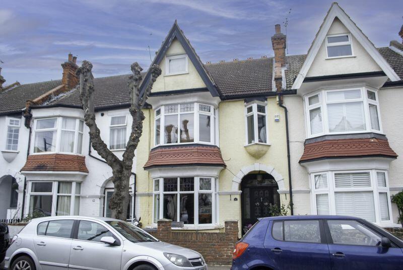 5 bedroom terraced house for sale in Oakleigh Park Drive, LeighOnSea, SS9